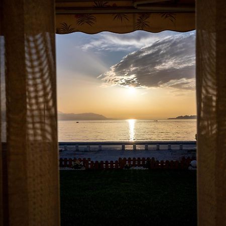 Loutraki Sea Sunset Lägenhet Exteriör bild