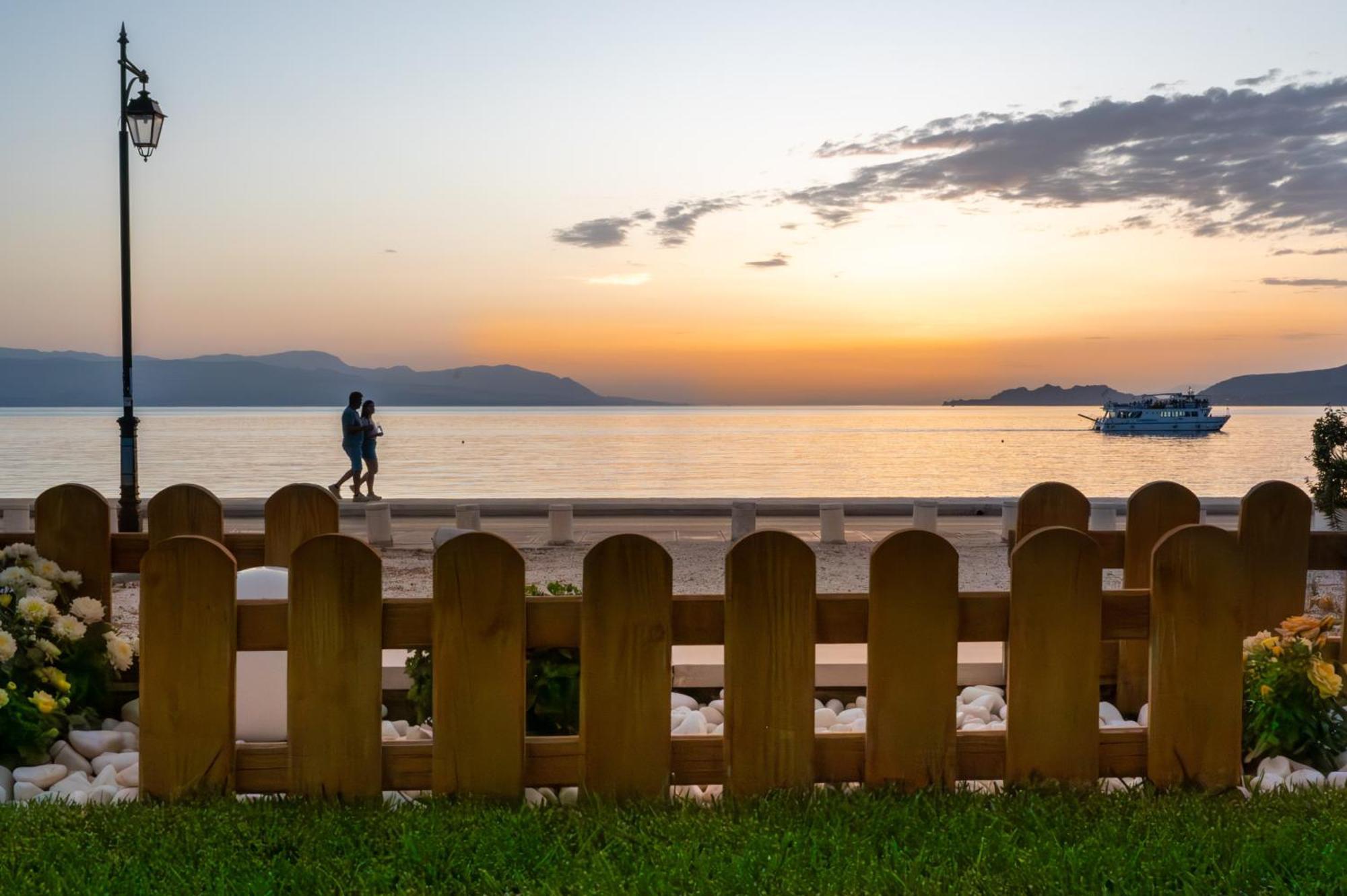 Loutraki Sea Sunset Lägenhet Exteriör bild