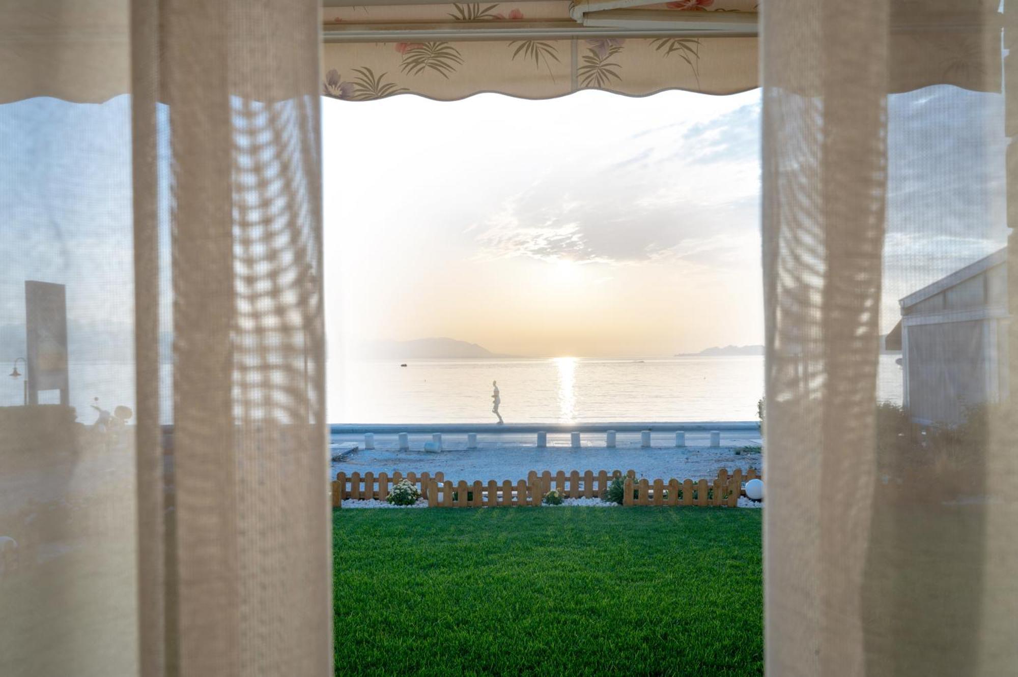 Loutraki Sea Sunset Lägenhet Exteriör bild