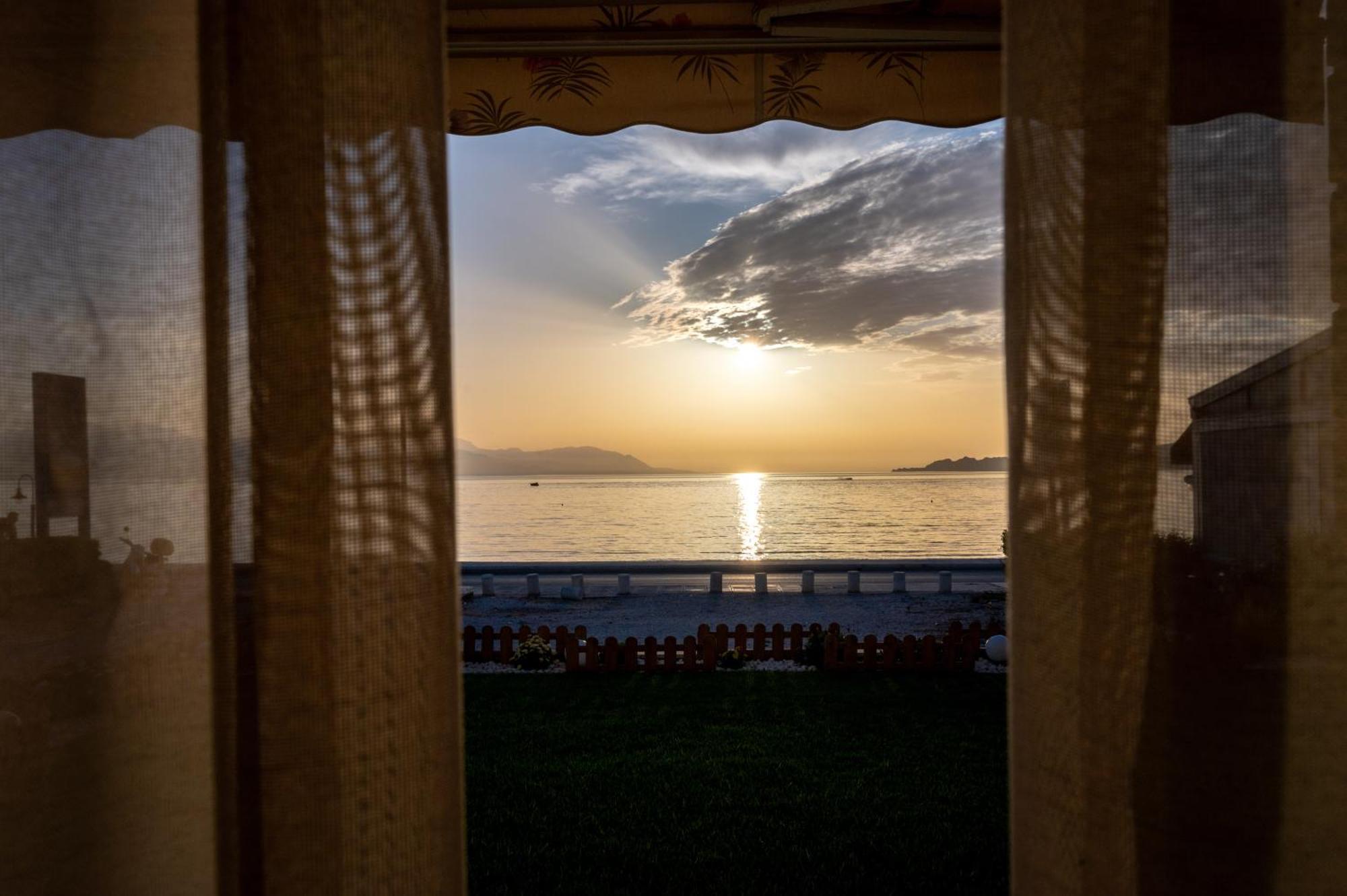 Loutraki Sea Sunset Lägenhet Exteriör bild