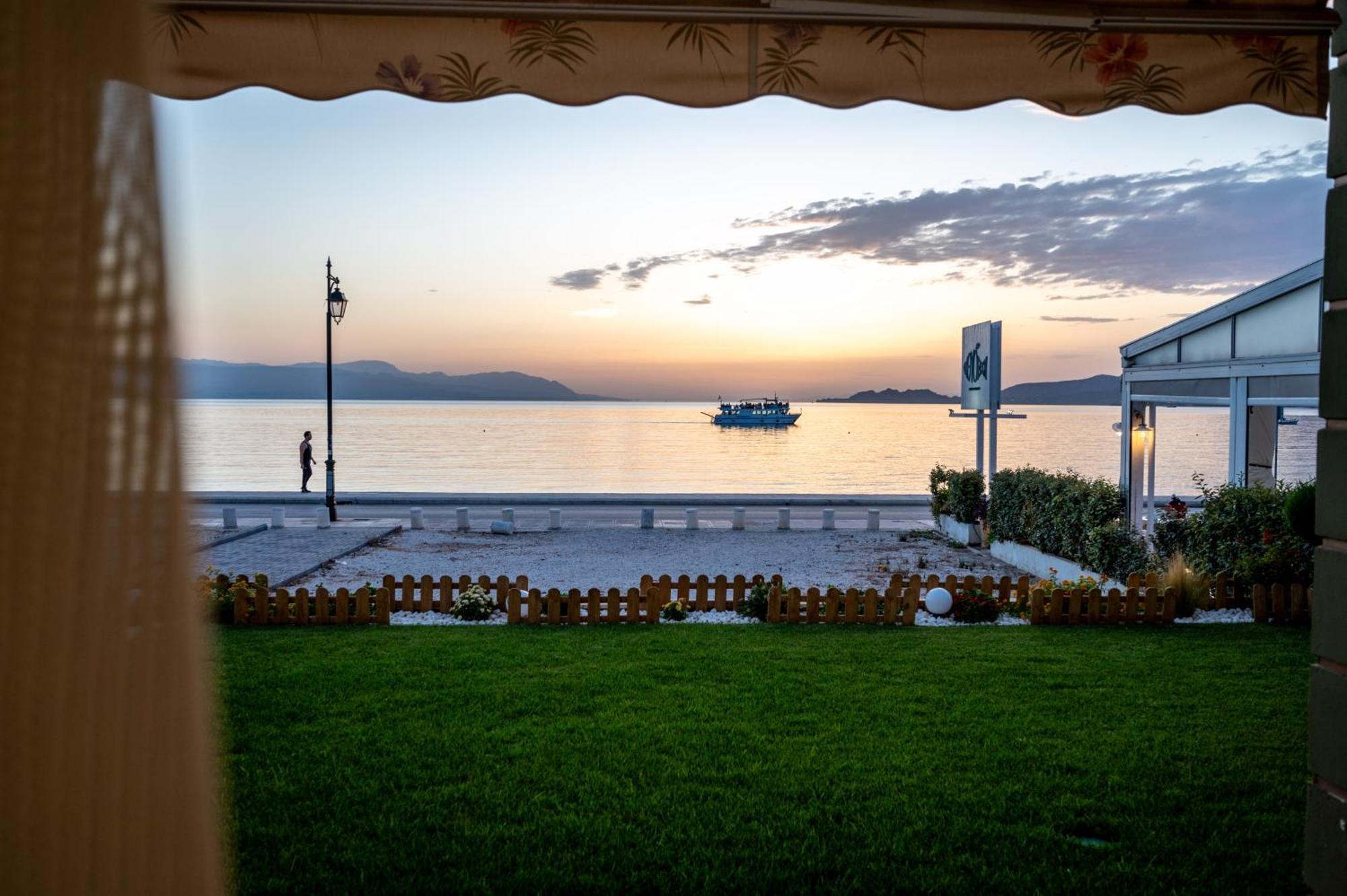 Loutraki Sea Sunset Lägenhet Exteriör bild