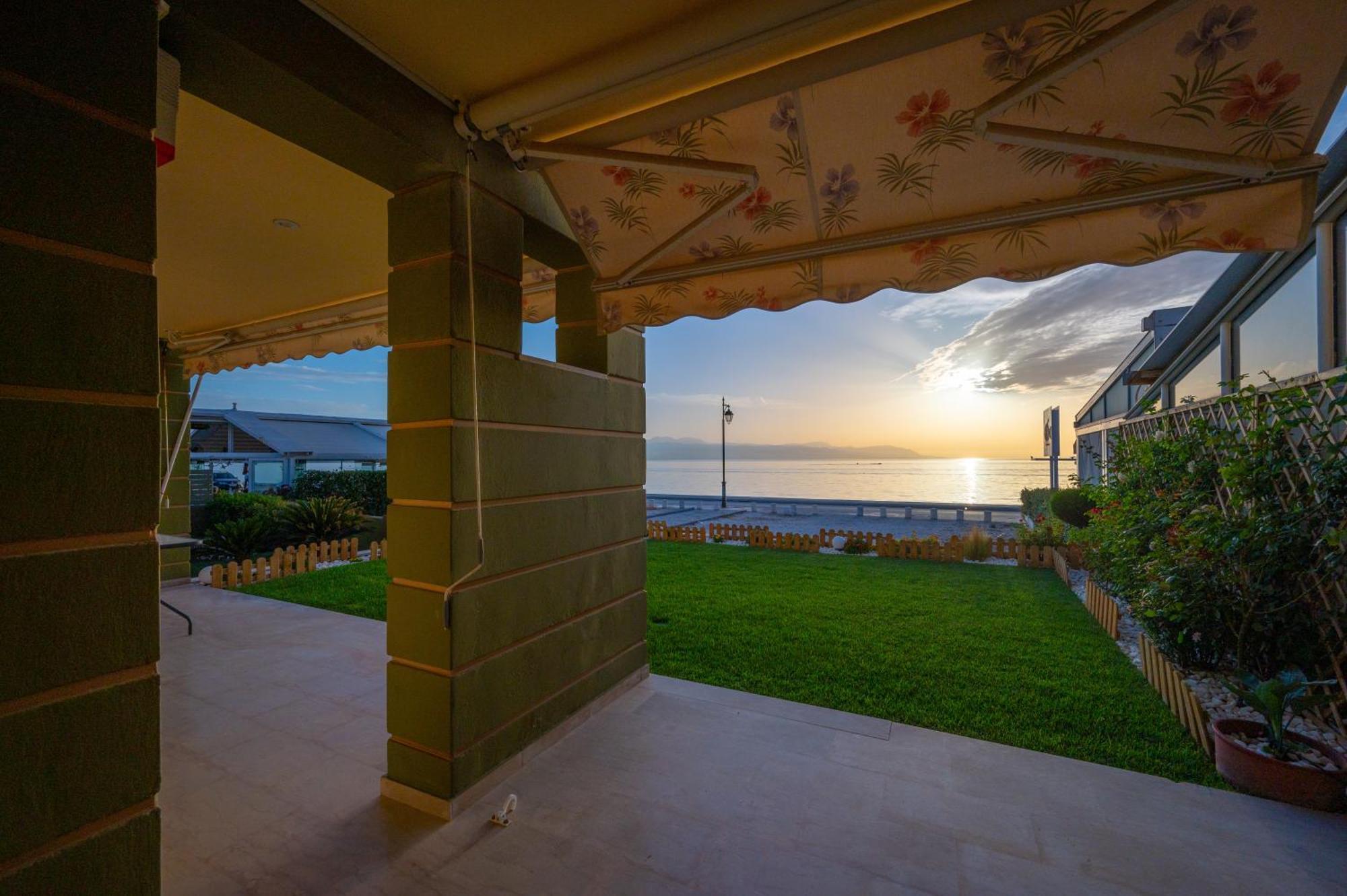 Loutraki Sea Sunset Lägenhet Exteriör bild