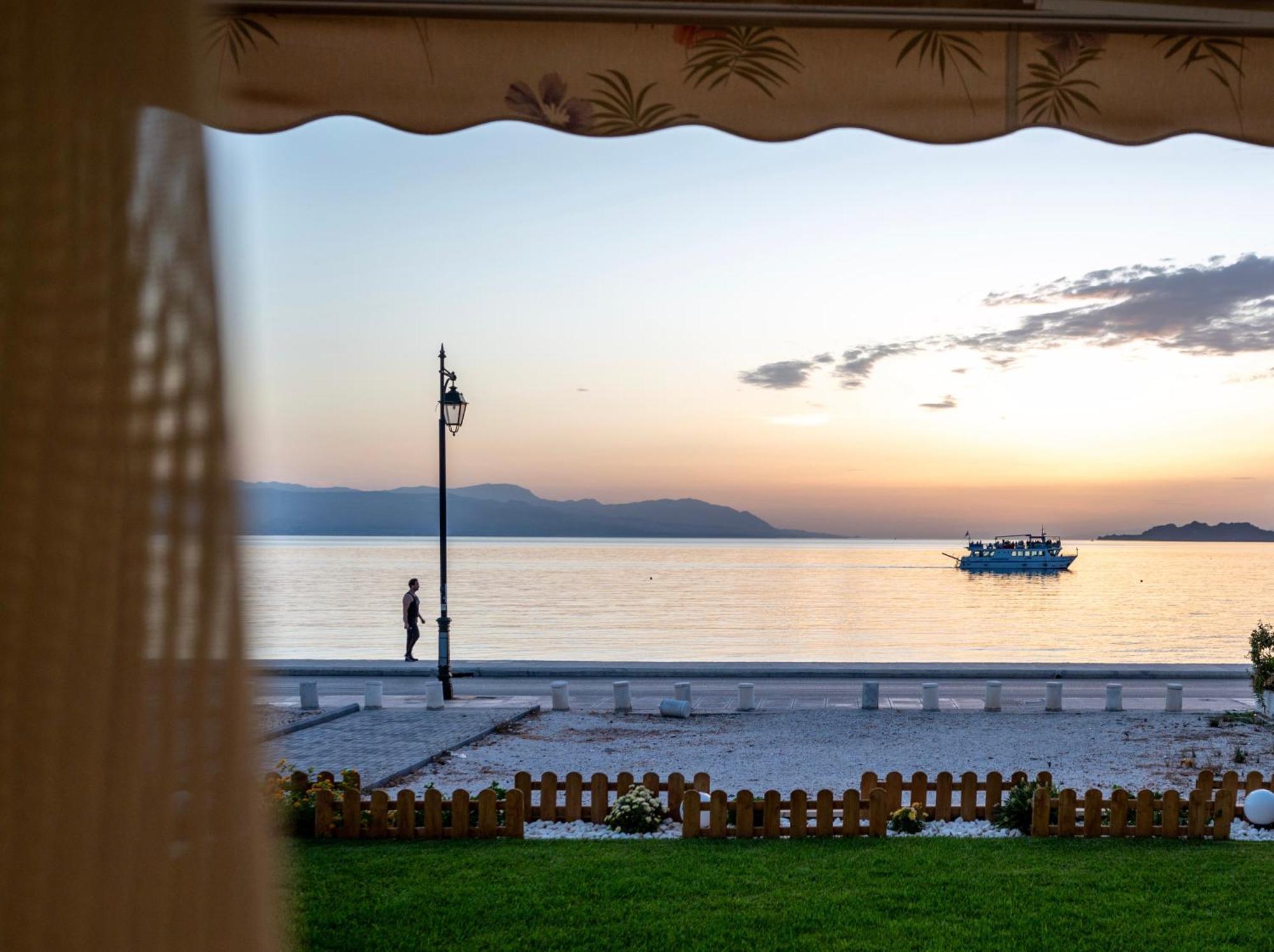 Loutraki Sea Sunset Lägenhet Exteriör bild